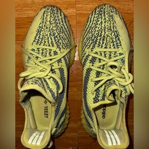 Yeezy in good condition few stains can be cleaned out